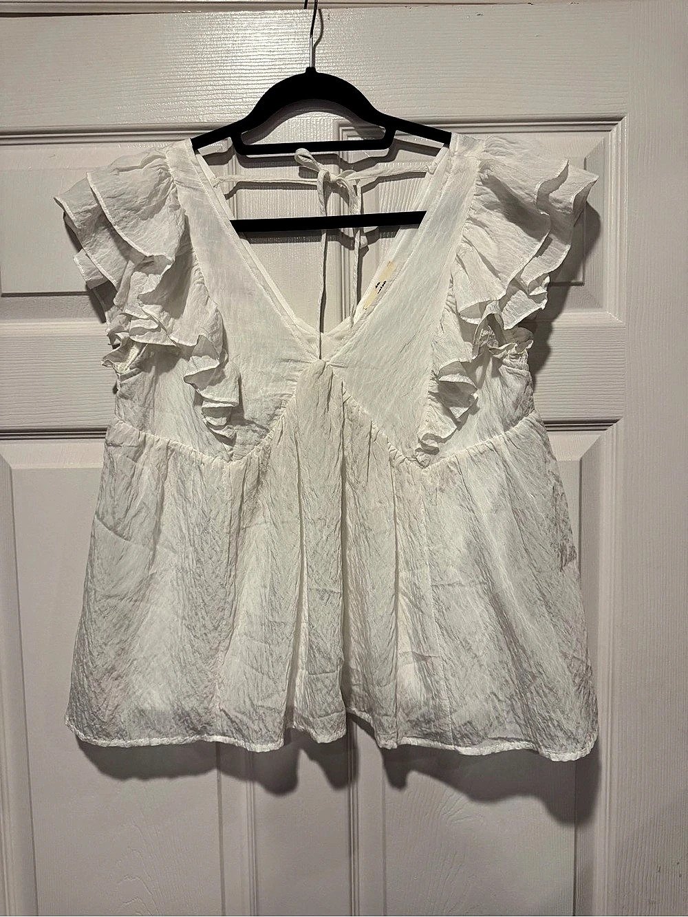 entro Ruffle V-Neck Blouse in White Size Small